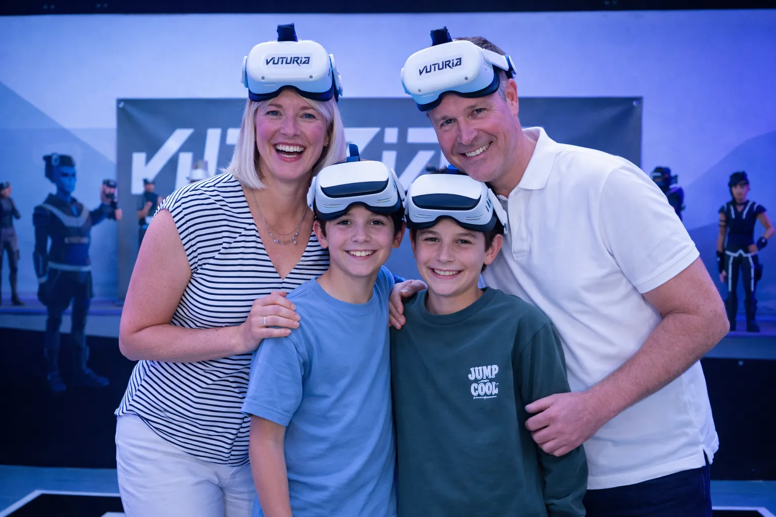 Glückliche Familie beim gemeinsamen VR-Erlebnis